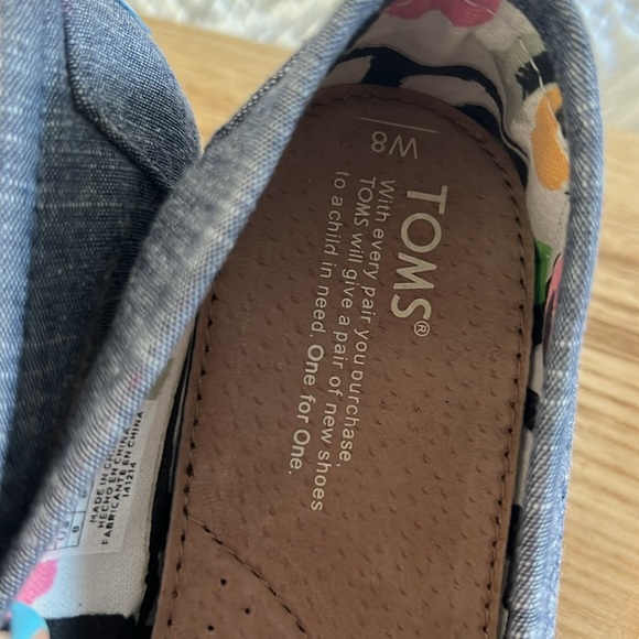 Women’s size 8 Toms - Picture 3 of 8